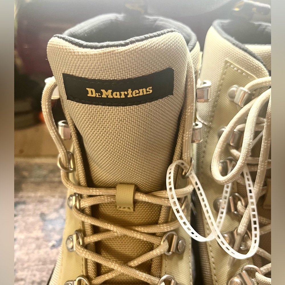 Dr Martens Women’s Cream Combat Boots Size 8 - Picture 5 of 9